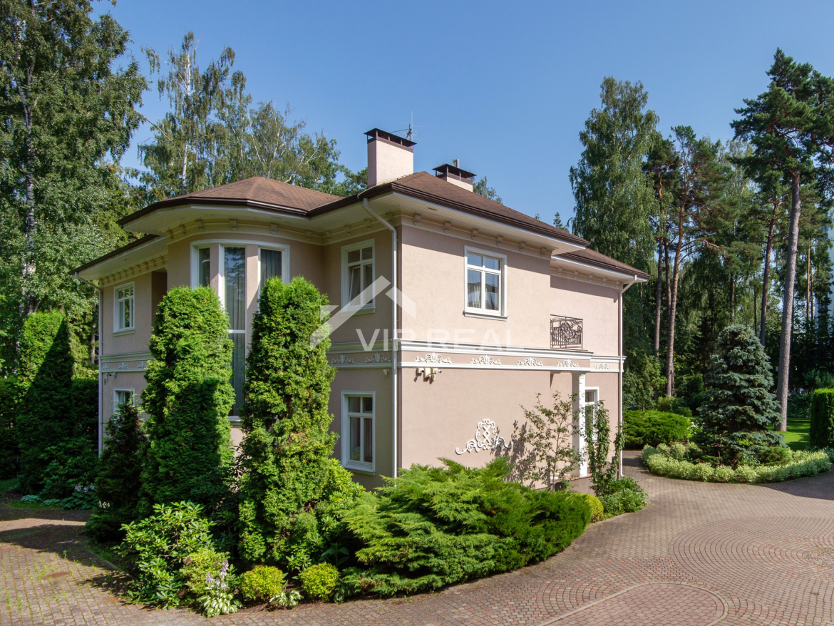 Villa ar baseinu Jūrmalas centrā.