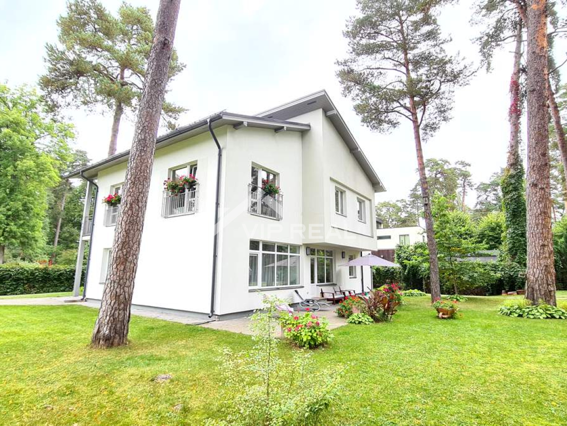 Jauna māja ar plašu teritoriju.