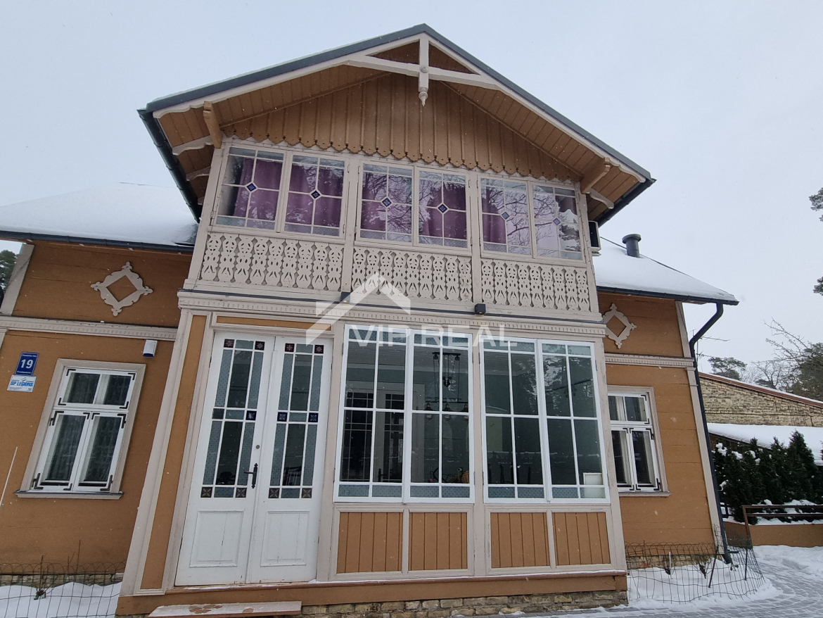 Māja blakus Jomas ielai.