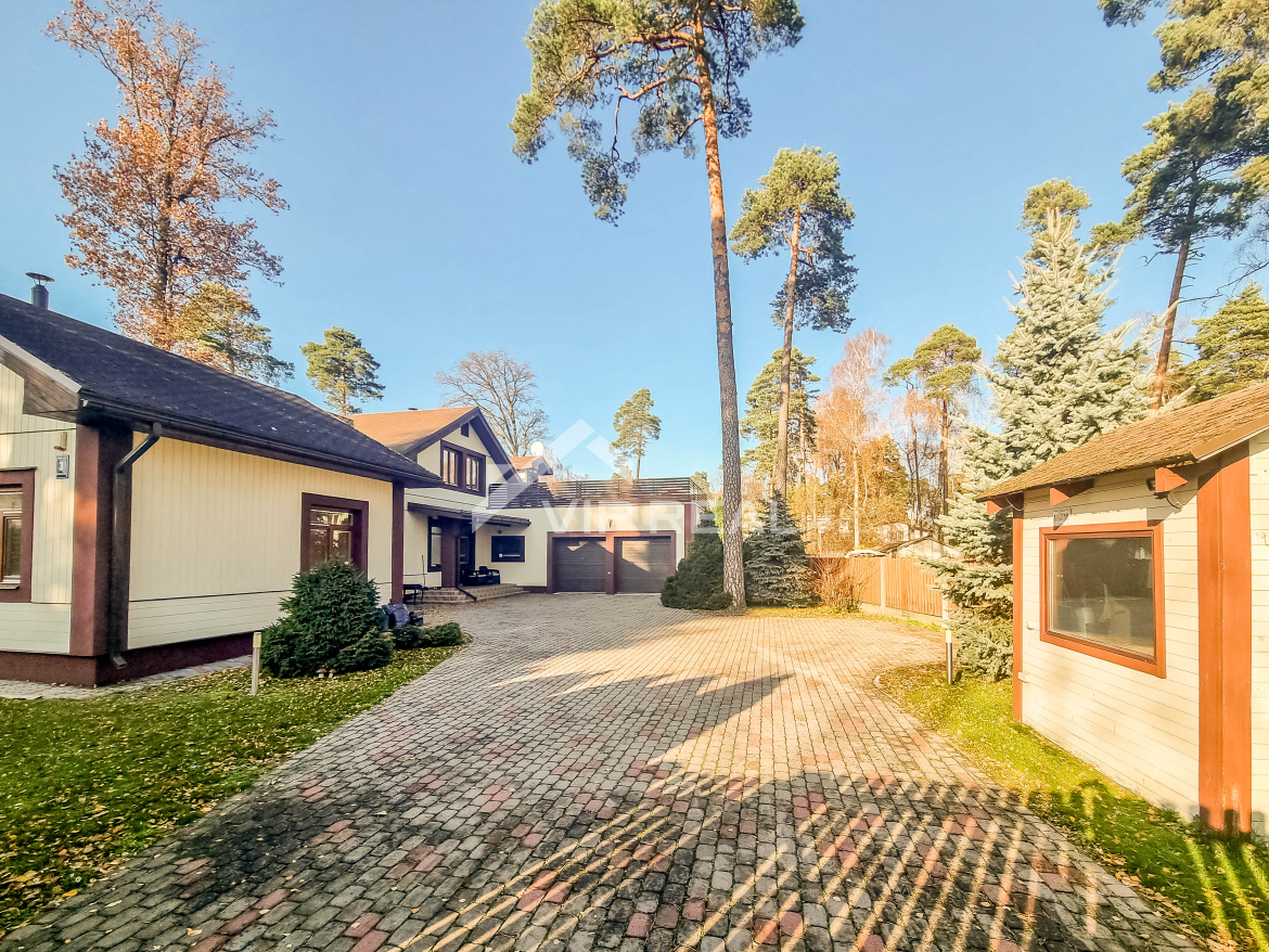Māja ar pirti.