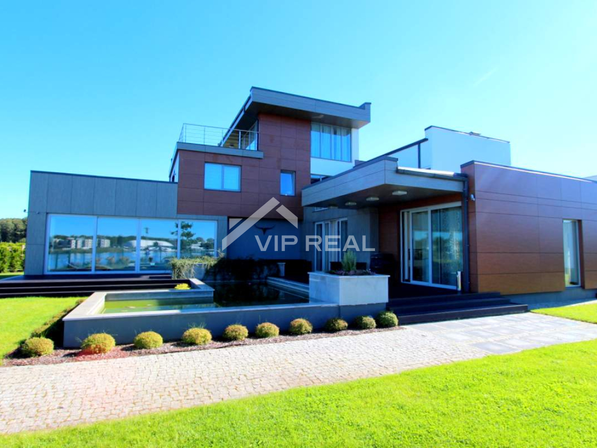 Villa ar baseinu pie upes.