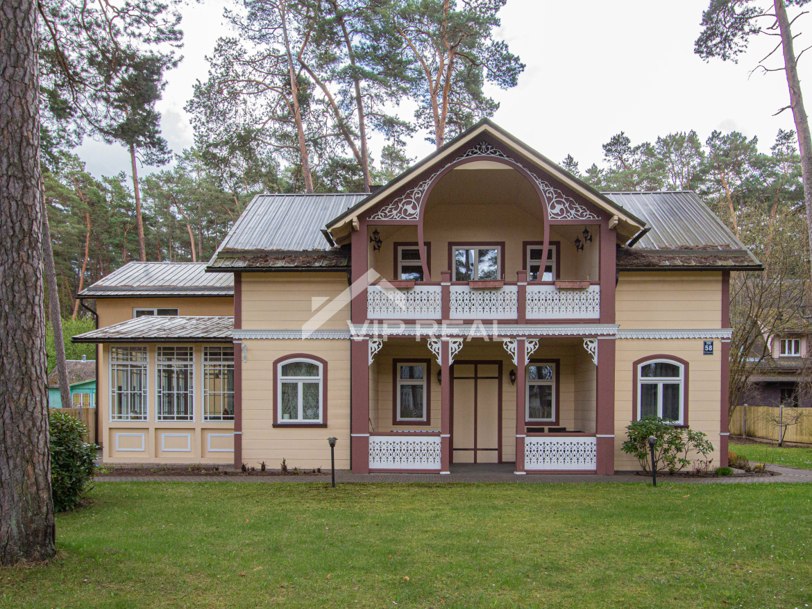 Māja ar pirti un baseinu jūras pusē.
