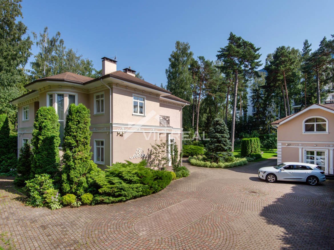 Villa ar baseinu Jūrmalas centrā.