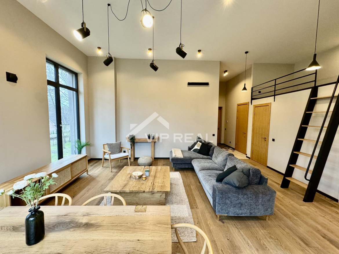 Apartaments ar plašu terasi netālu no jūras.