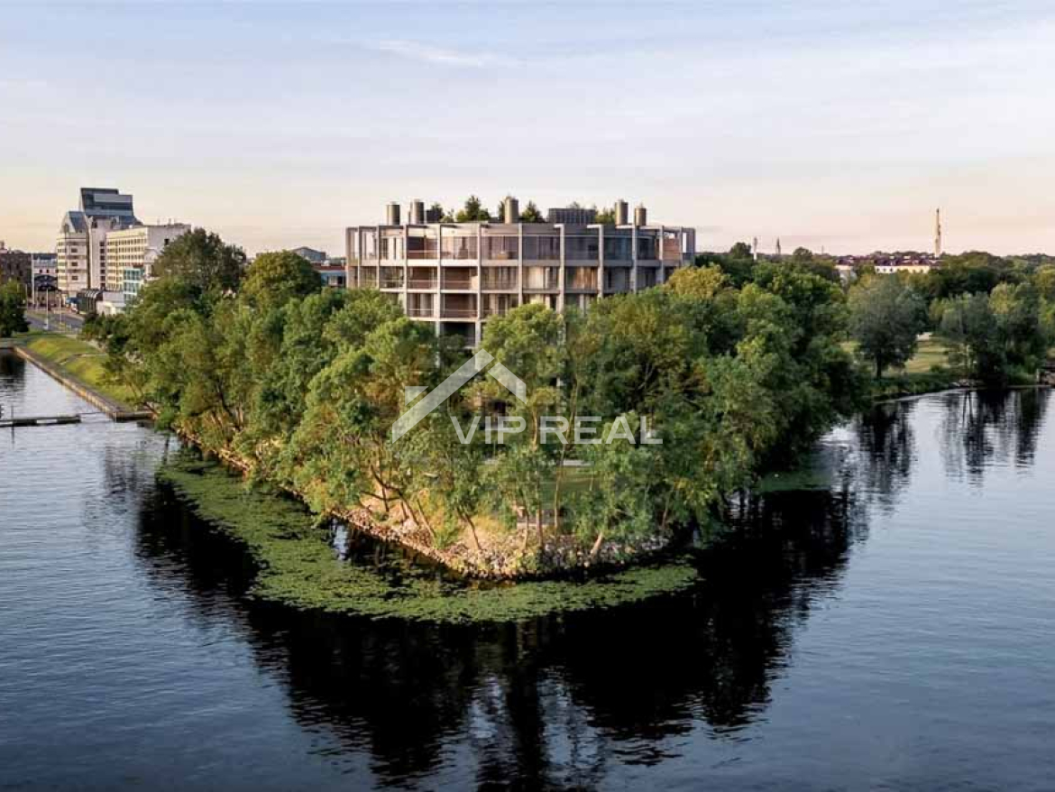 Divstāvu dzīvoklis ar unikālu skatu uz Daugavu.