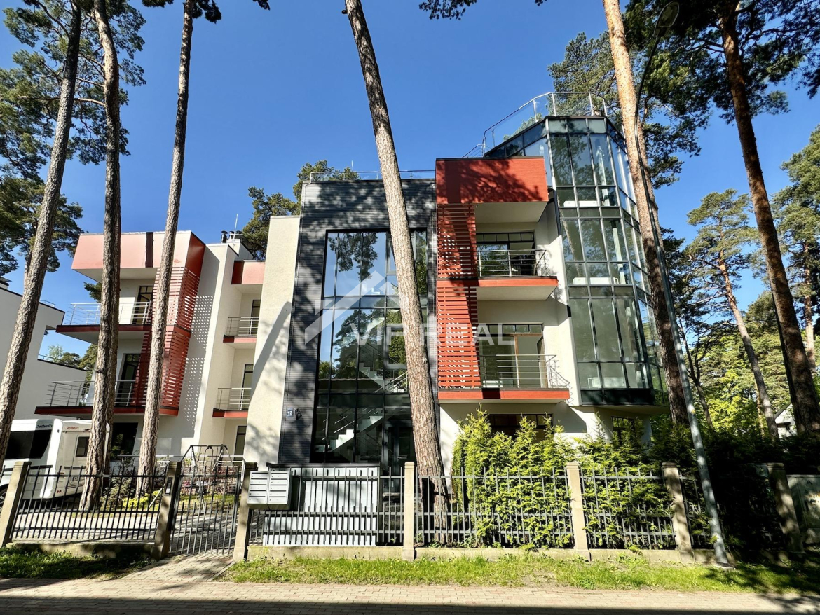Apartamenti ar zemesgabalu blakus parkam.