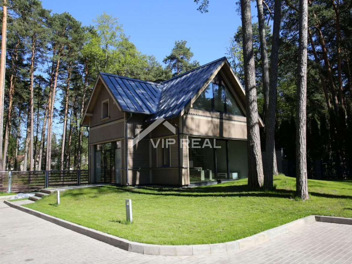 Jauna, moderna māja ar kamīnu.