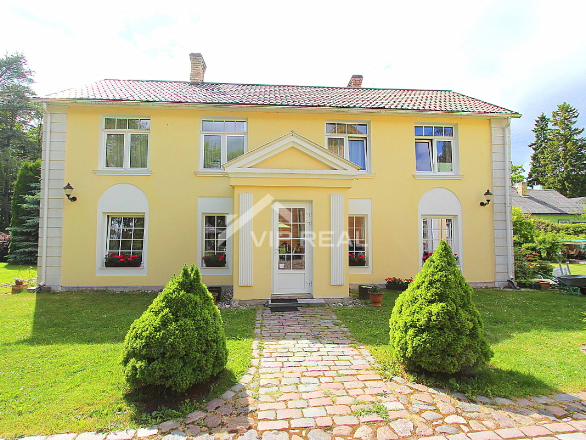 Māja ar pirti.