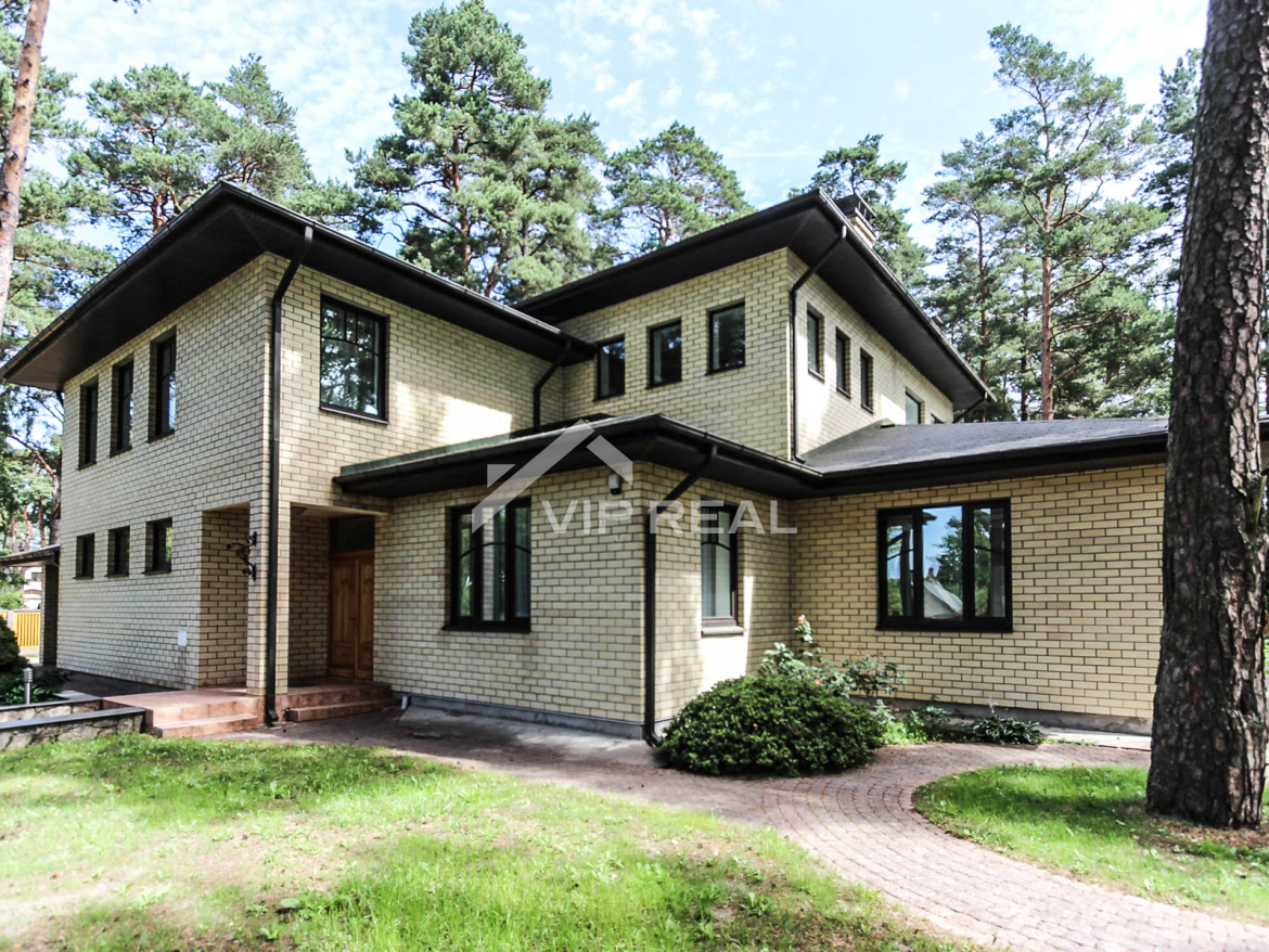 Māja ar baseinu netālu no jūras,