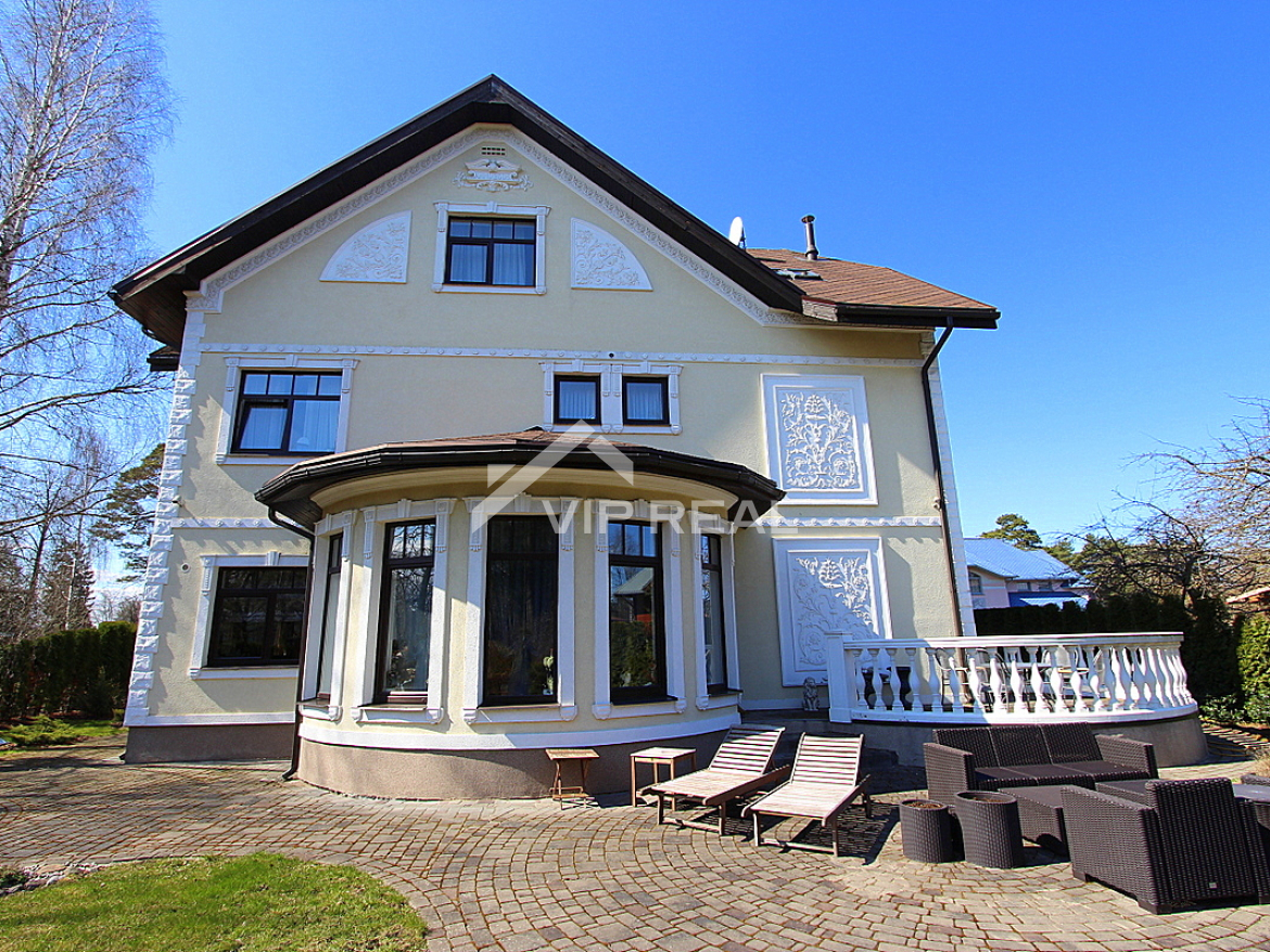 Villa jūras pusē.