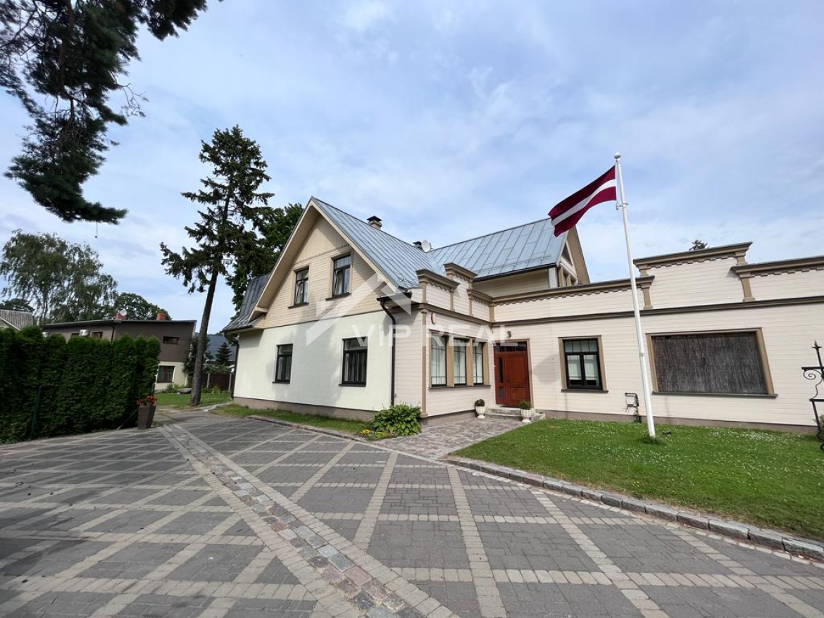 Māja ar 5 guļamistabām.