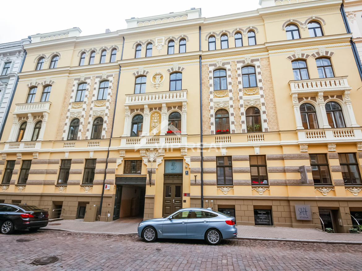 Plašs dzīvoklis ar kamīnu klusajā centrā
