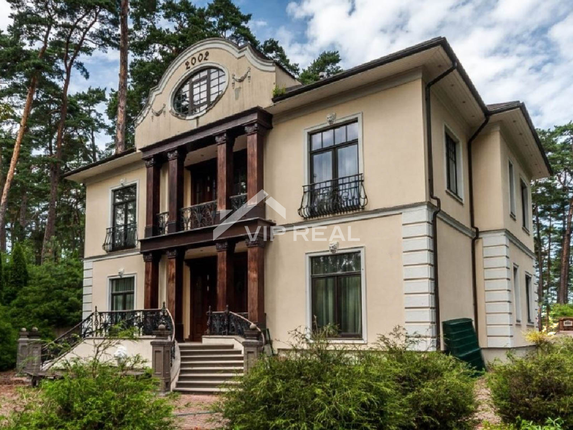 Villa ar baseinu kāpu zonā.