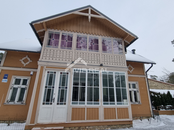 Māja blakus Jomas ielai.