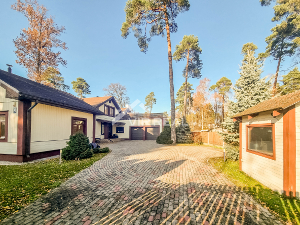 Māja ar pirti.