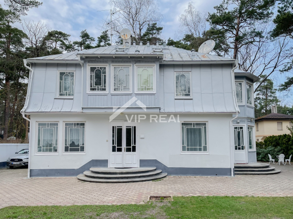 Māja ar pirti 200 metru attālumā no jūras.