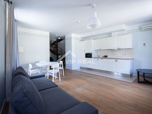 Apartamenti uz Jomas ielas ar skatu uz baznīcu.