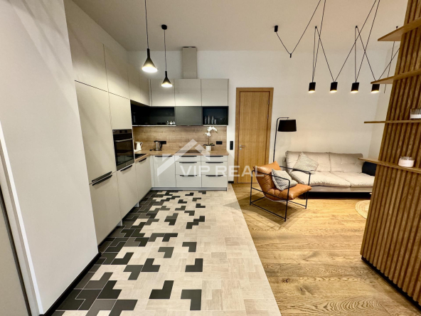 Apartaments ar plašu terasi netālu no jūras.