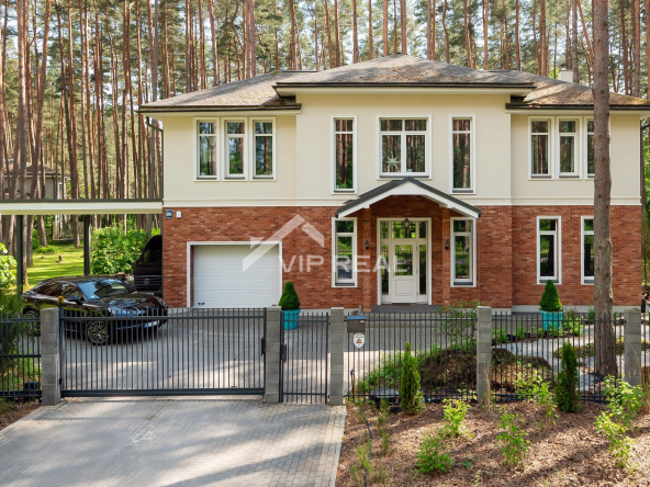 Māja starp upi un jūru.