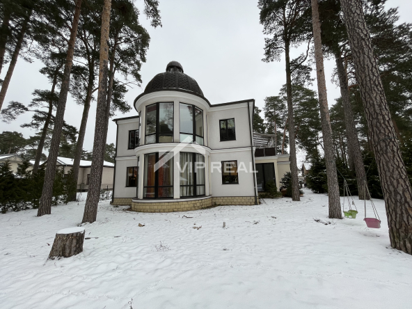 Savrupmāja ar baseinu.